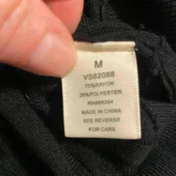 Adrienne Vittadini black ribbed top rounded neck slits on sleeves size Medium - Picture 7 of 8